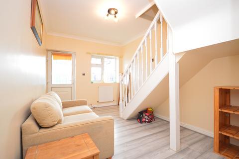 2 bedroom flat to rent, Atherton Road, Ilford, IG5 0PQ