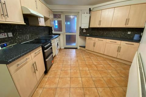 3 bedroom end of terrace house to rent, Woodward Road, Dagenham
