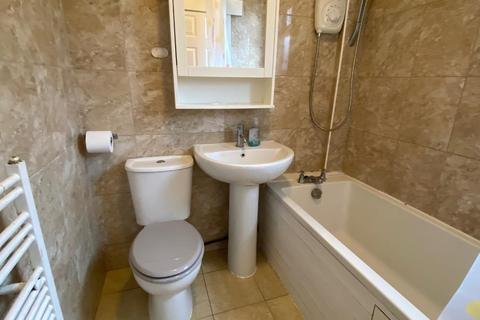 3 bedroom end of terrace house to rent, Woodward Road, Dagenham