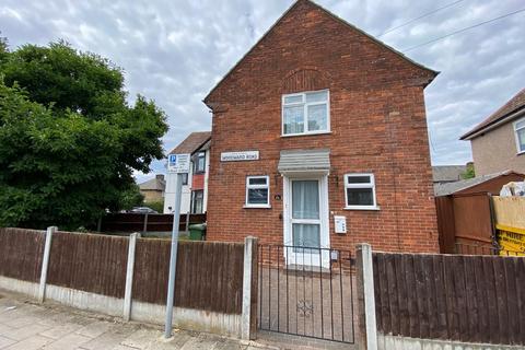 3 bedroom end of terrace house to rent, Woodward Road, Dagenham