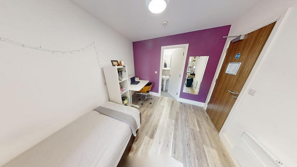 A well-presented double bedroom featuring a coz...