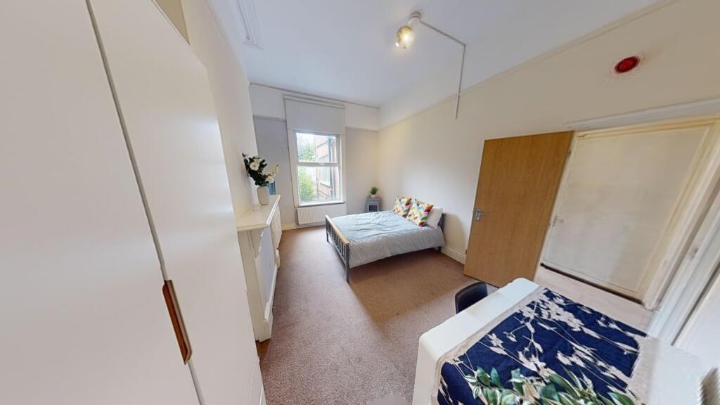 Bright and tidy double bedroom featuring a comf...