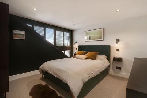 46 Vale Road, Claygate, Esher, KT10 0NJ
