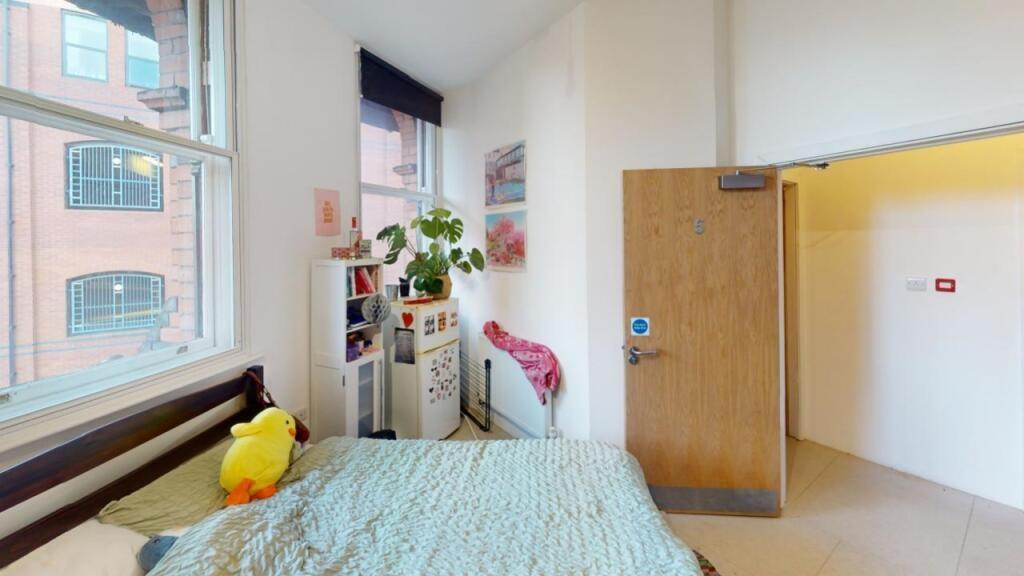 Bright and tidy single bedroom featuring a larg...