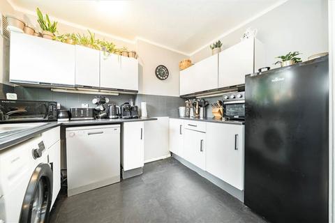 2 bedroom maisonette for sale, Lyme Farm Road, London SE12