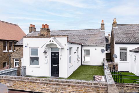 16a Broadway, Leigh-on-sea, SS9 1AW