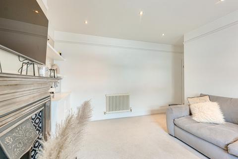 16a Broadway, Leigh-on-sea, SS9 1AW