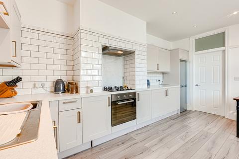 16a Broadway, Leigh-on-sea, SS9 1AW