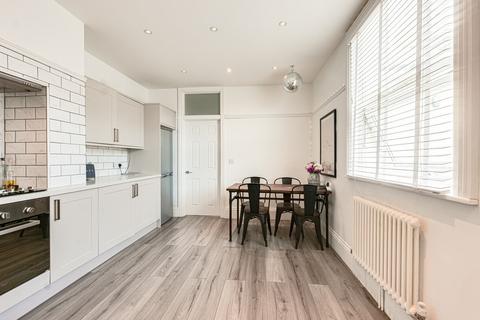16a Broadway, Leigh-on-sea, SS9 1AW