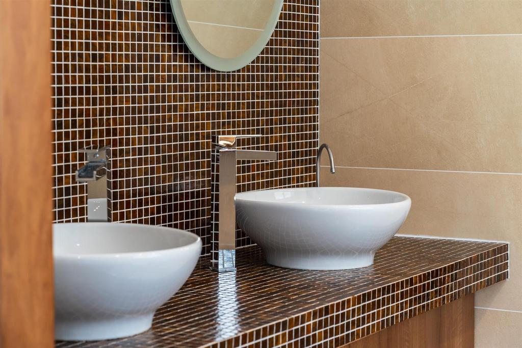 Master En-Suite Bathroom