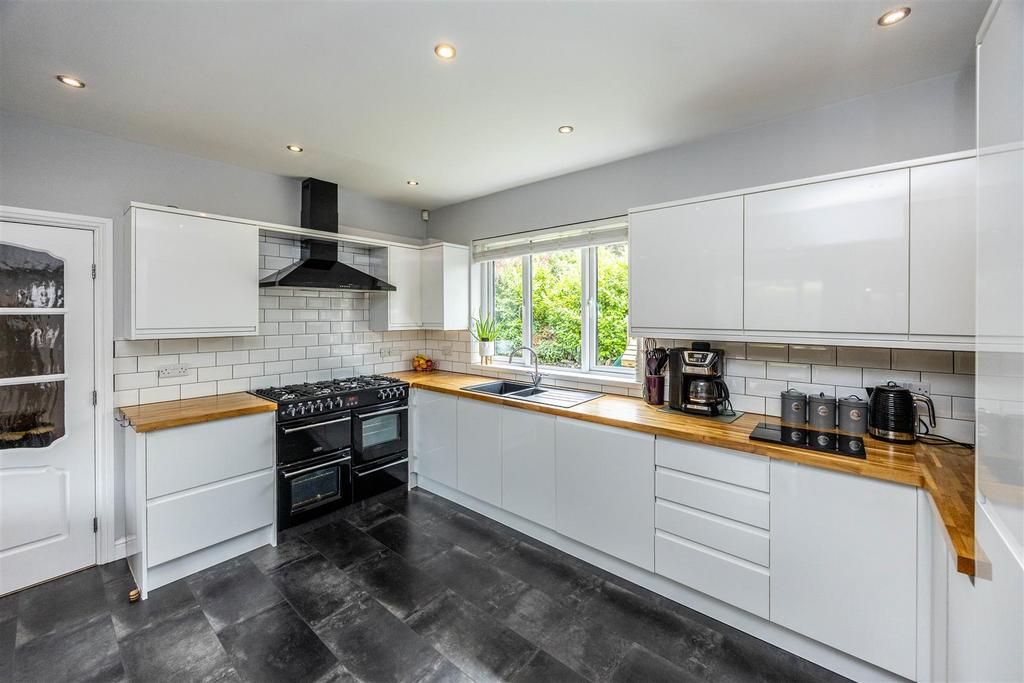 LIVING & DINING KITCHEN