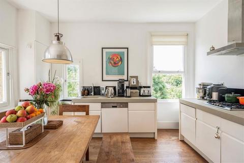 2 bedroom flat for sale, Bonneville Gardens, London SW4