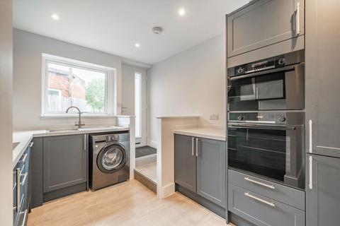 2 bedroom flat to rent, Station Road, Cobham KT11