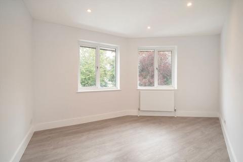 2 bedroom flat to rent, Station Road, Cobham KT11