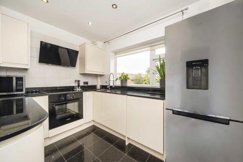 2 bedroom flat for sale, Coniston Close, London W4