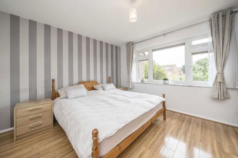 2 bedroom flat for sale, Coniston Close, London W4