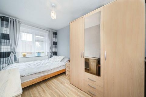 2 bedroom flat for sale, Coniston Close, London W4