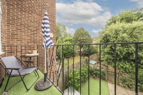 2 bedroom flat for sale, Coniston Close, London W4