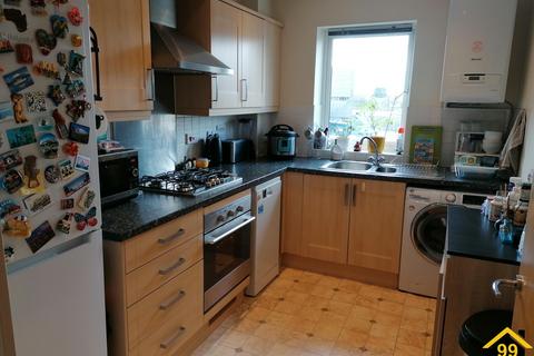 2 bedroom flat to rent, Sundeala Close, Sunbury-on-Thames, United Kingdom, TW16