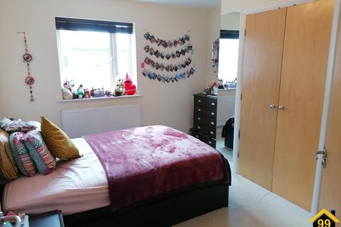 2 bedroom flat to rent, Sundeala Close, Sunbury-on-Thames, United Kingdom, TW16