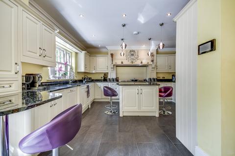 5 bedroom detached house for sale, Bristowe Avenue, Great Baddow, Chelmsford