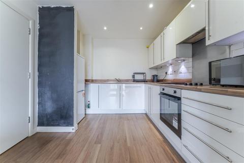 2 bedroom flat for sale, Featherstone Road, Southall UB2