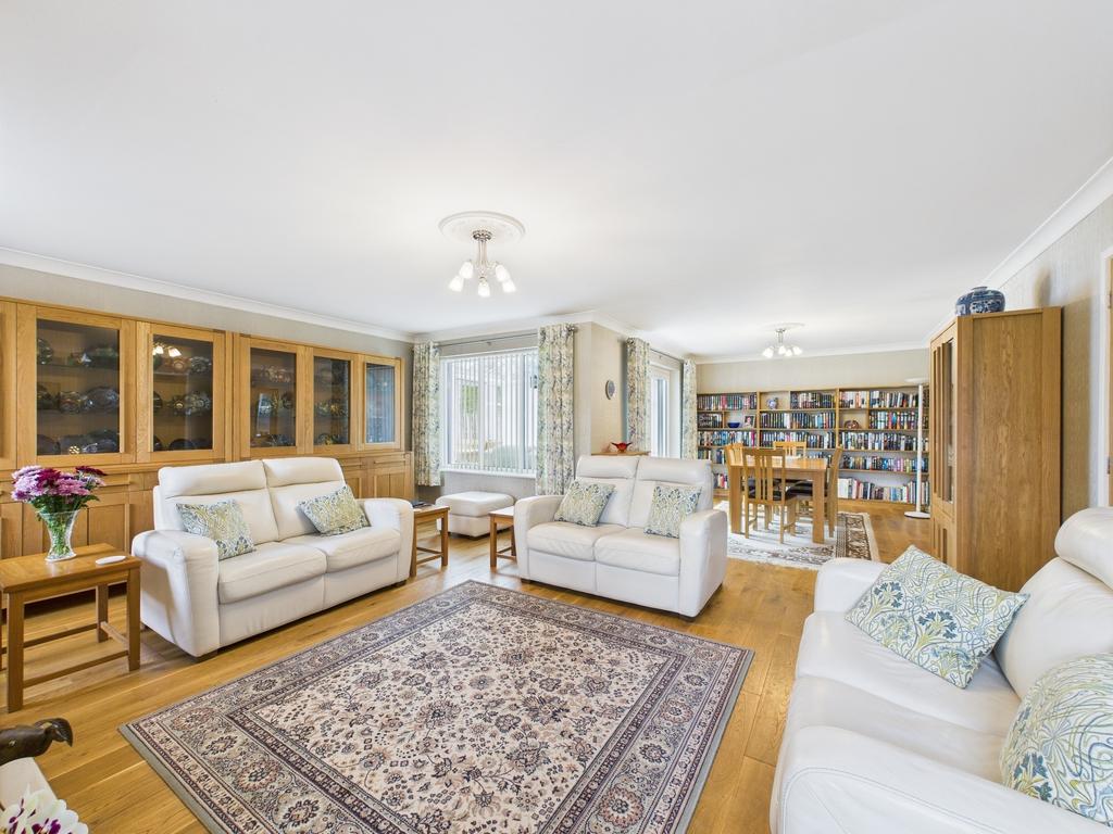 Open plan lounge & dining room