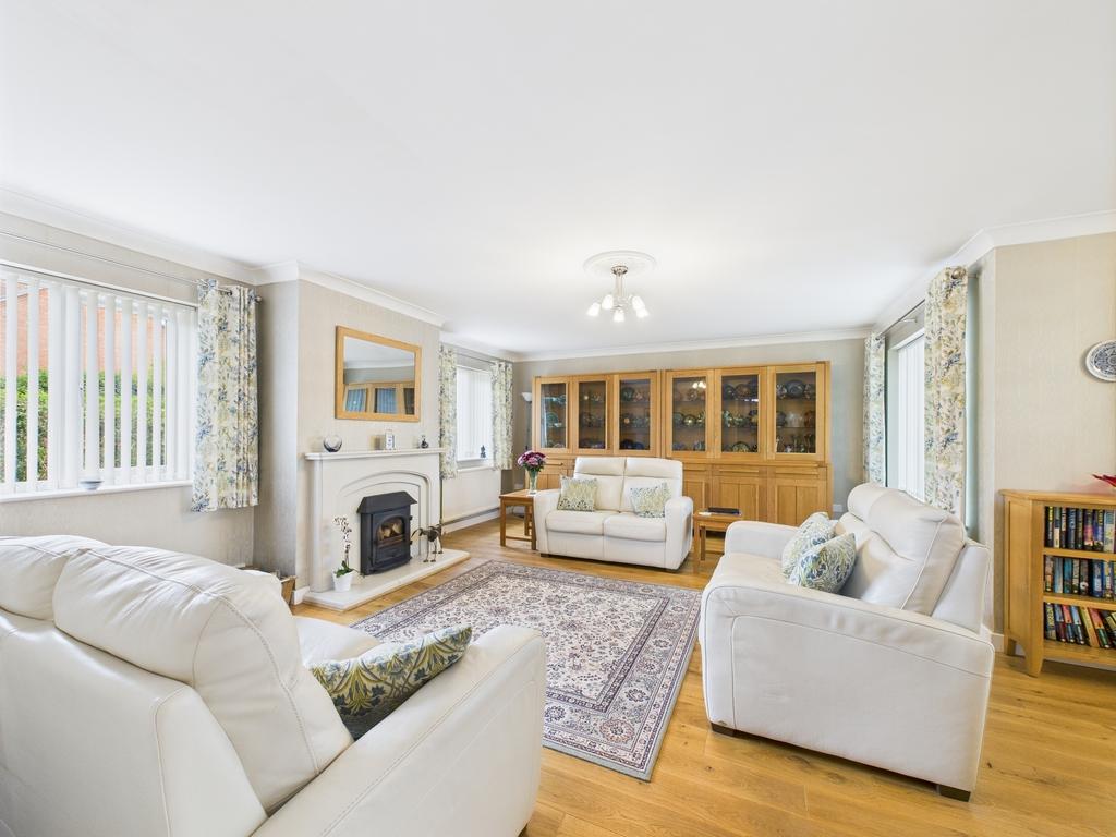 Open plan lounge & dining room