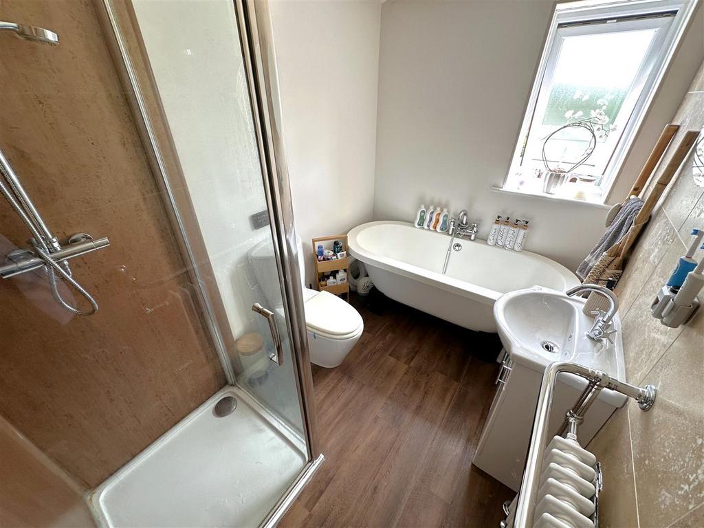 Stylish Four-Piece Bathroom 275