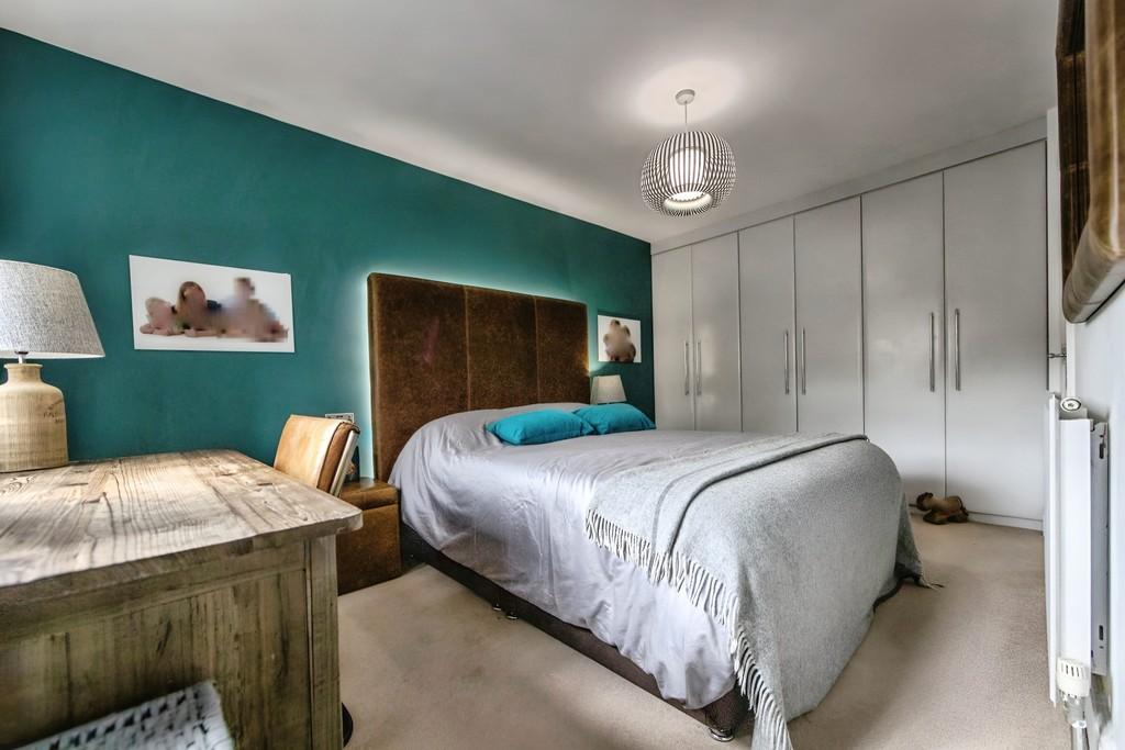 Ef1d32d7-bedroom 201