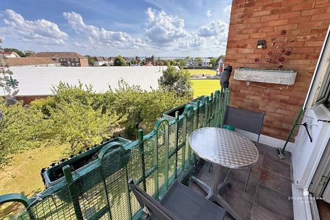 2 bedroom flat for sale, London Road, Westcliff-on-Sea