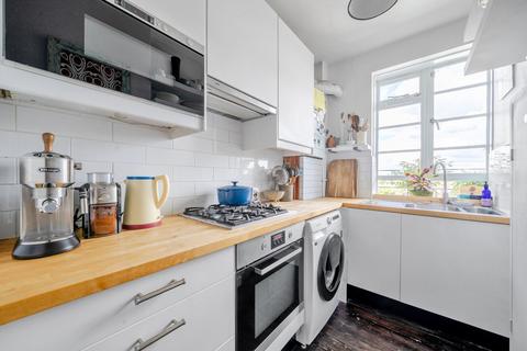 2 bedroom flat for sale, Brixton Hill, London, SW2