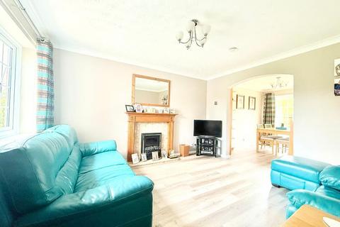 3 bedroom detached house for sale, Thetford Gardens, Bushmead, Luton, Bedfordshire, LU2 7FE