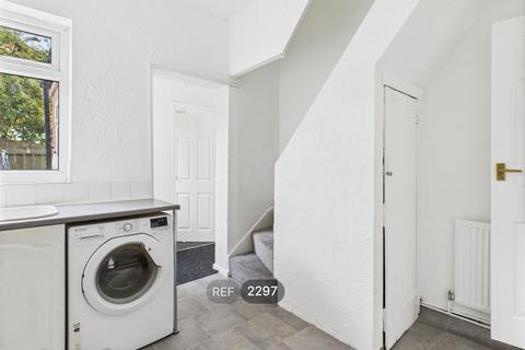 2 bedroom terraced house to rent, Brooklyn Avenue Perth Street Hull