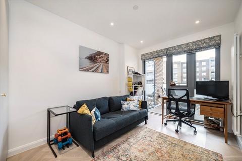 2 bedroom flat for sale, Cross Lane, London N8