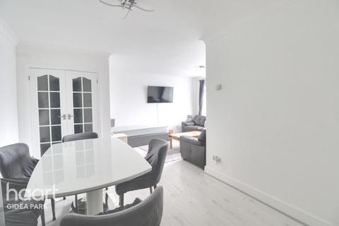 2 bedroom apartment for sale, Ferguson Court, Gidea Park, RM2 6RJ