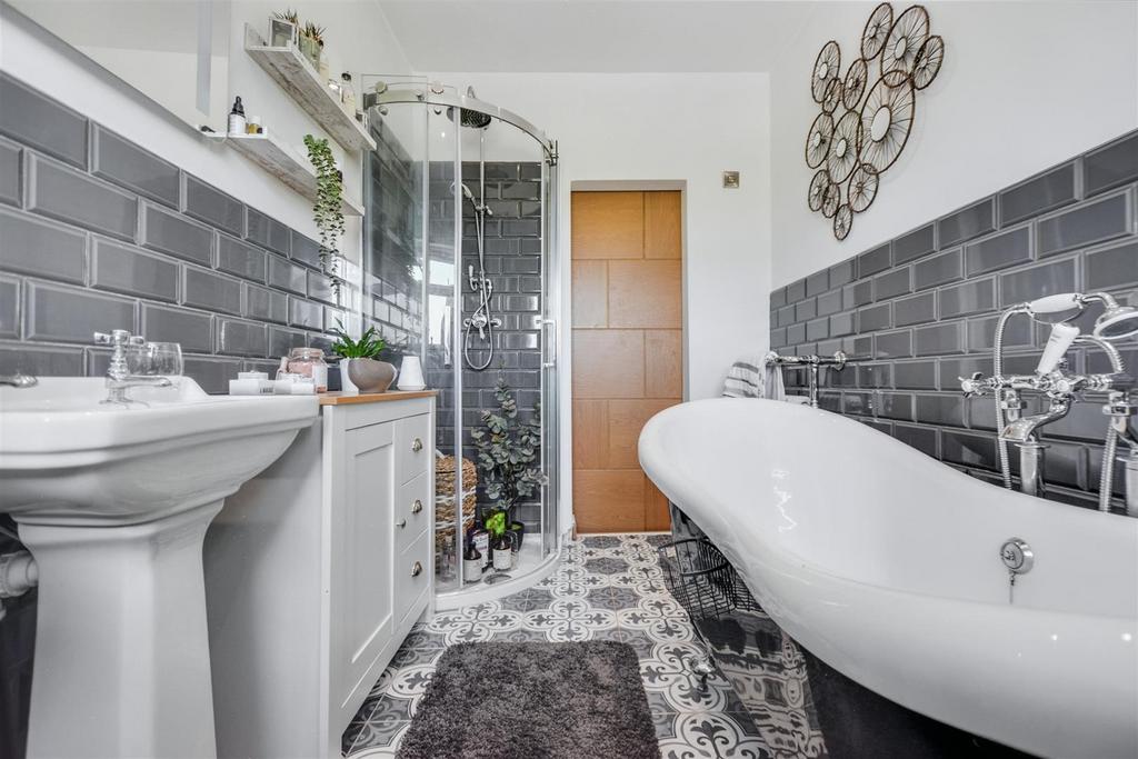 Bathroom 2.jpeg