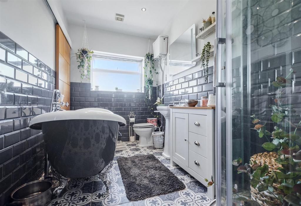 Bathroom 1.jpeg