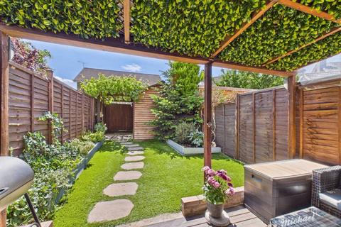 14 Harrow Close, Aylesbury, HP21 9AE