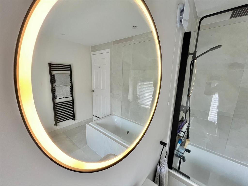 Bathroom - Mirror Feature