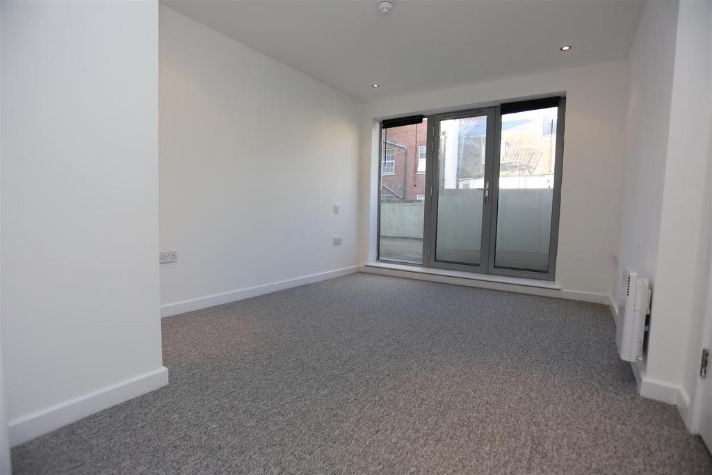 2, 13a Albion Street bed1.JPG