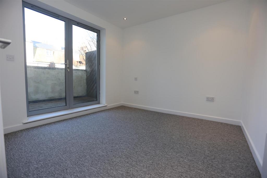 2, 13a Albion Street bed 2.JPG