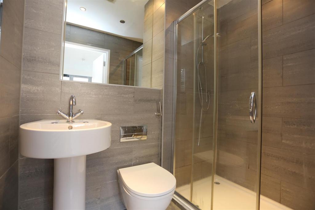 2, 13a Albion Street en suite.JPG