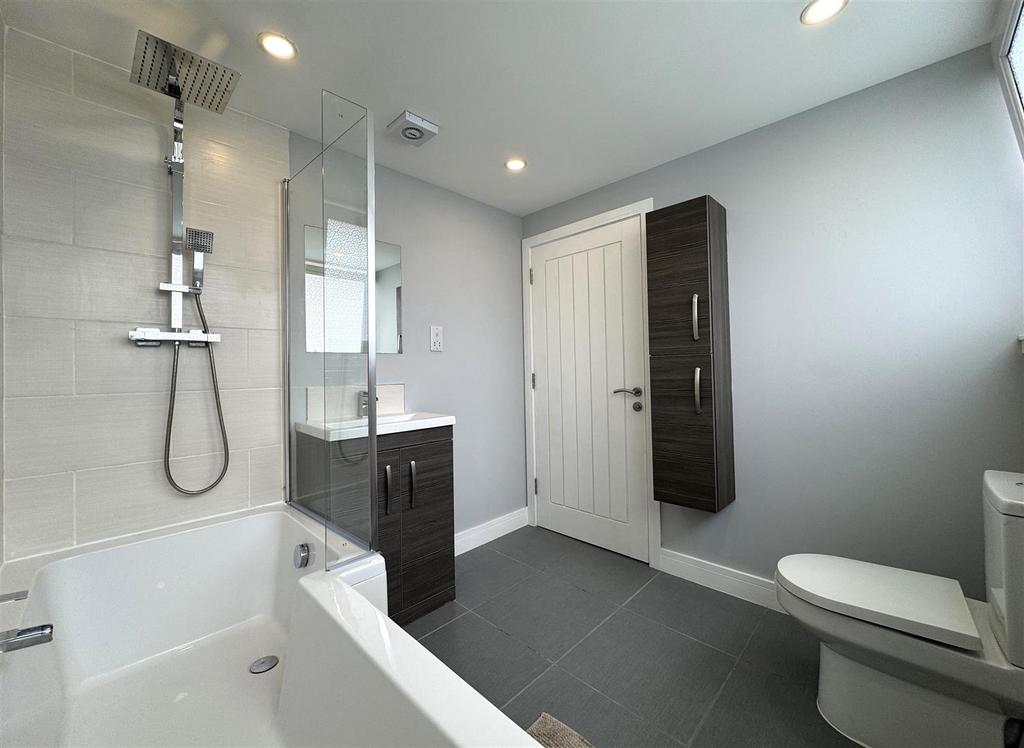 Bathroom 2.jpg