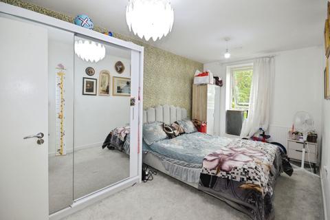 2 bedroom apartment for sale, Carnation Gardens, Nestles Avenue, Hayes, London, UB3 4FS