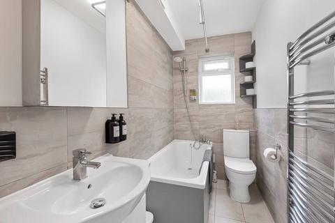 3 bedroom flat to rent, Benson Court 172 Junction Road London N19 5QH
