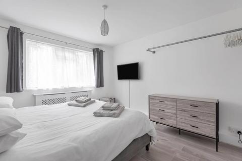 3 bedroom flat to rent, Benson Court 172 Junction Road London N19 5QH