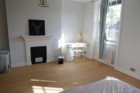 2 bedroom flat to rent, 46A Barkston Gardens London, SW5 0EN