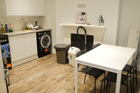 2 bedroom flat to rent, 46A Barkston Gardens London, SW5 0EN