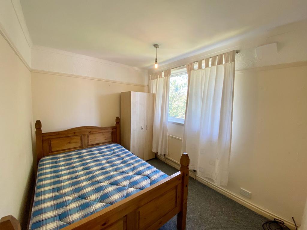 Bedroom (back)